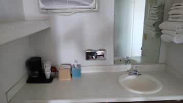 Bañera con ducha, secador de pelo, toallas
