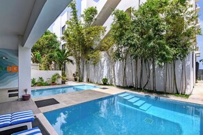 Outdoor pool, pool loungers - Velas Condos (Puerto Morelos)