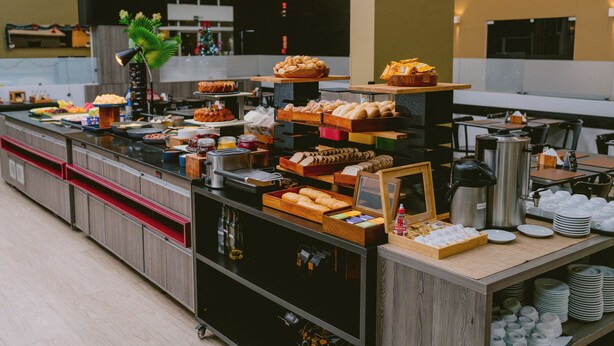 Montaje de bufé con diversas opciones de comida y bebidas.