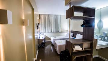 1 habitación, caja de seguridad en la habitación y escritorio