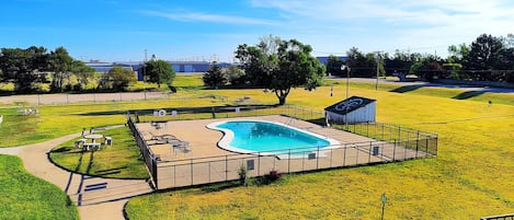 Alberca al aire libre por temporada y camastros