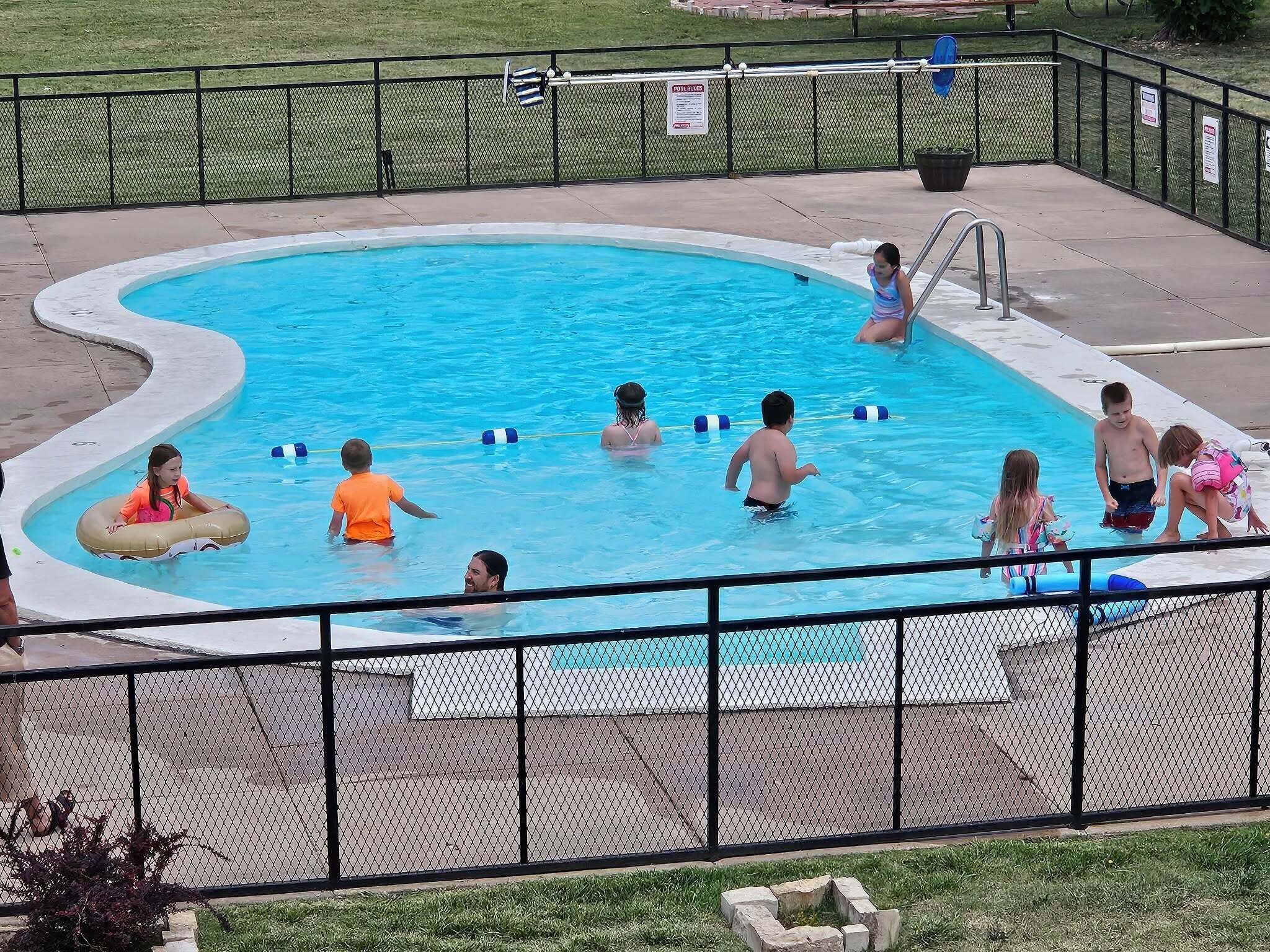 Sæsonbestemt udendørs pool, liggestole