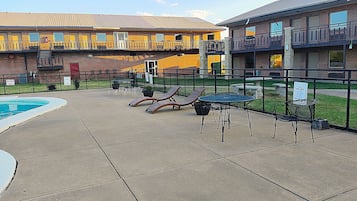 Außenpool (je nach Saison geöffnet), Liegestühle