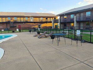 สระว่ายน้ำกลางแจ้งเปิดตามฤดูกาล, เก้าอี้อาบแดดริมสระ