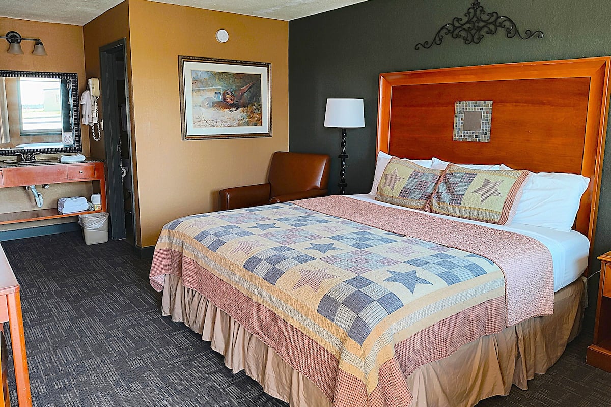 Premium Room, 1 King Bed | Premium bedding, blackout drapes, WiFi (free), bed sheets
