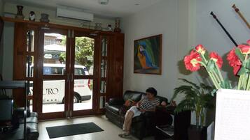 Coin salon dans le hall