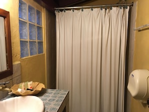 Habitación básica doble, 1 cama doble, baño privado | Baño | Ducha, toallas y jabón