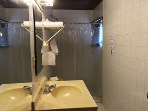Douche, serviettes fournies, savon