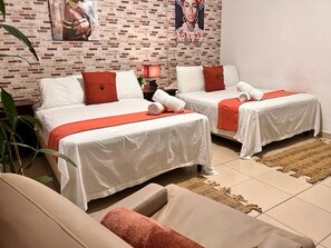 Familiekamer, 2 tweepersoonsbedden, en-suite badkamer, op benedenverdieping | Een kluis op de kamer, gratis wifi, beddengoed