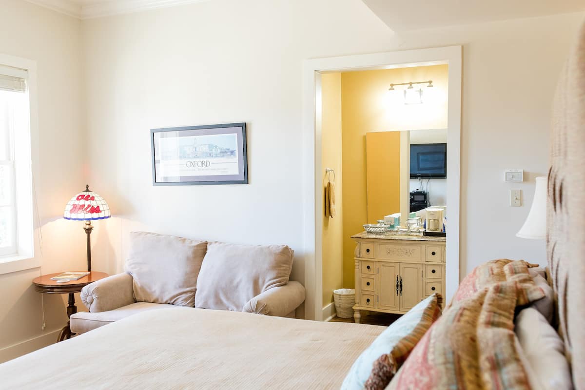 Single Room, 1 Queen Bed | Iron/ironing board, free WiFi