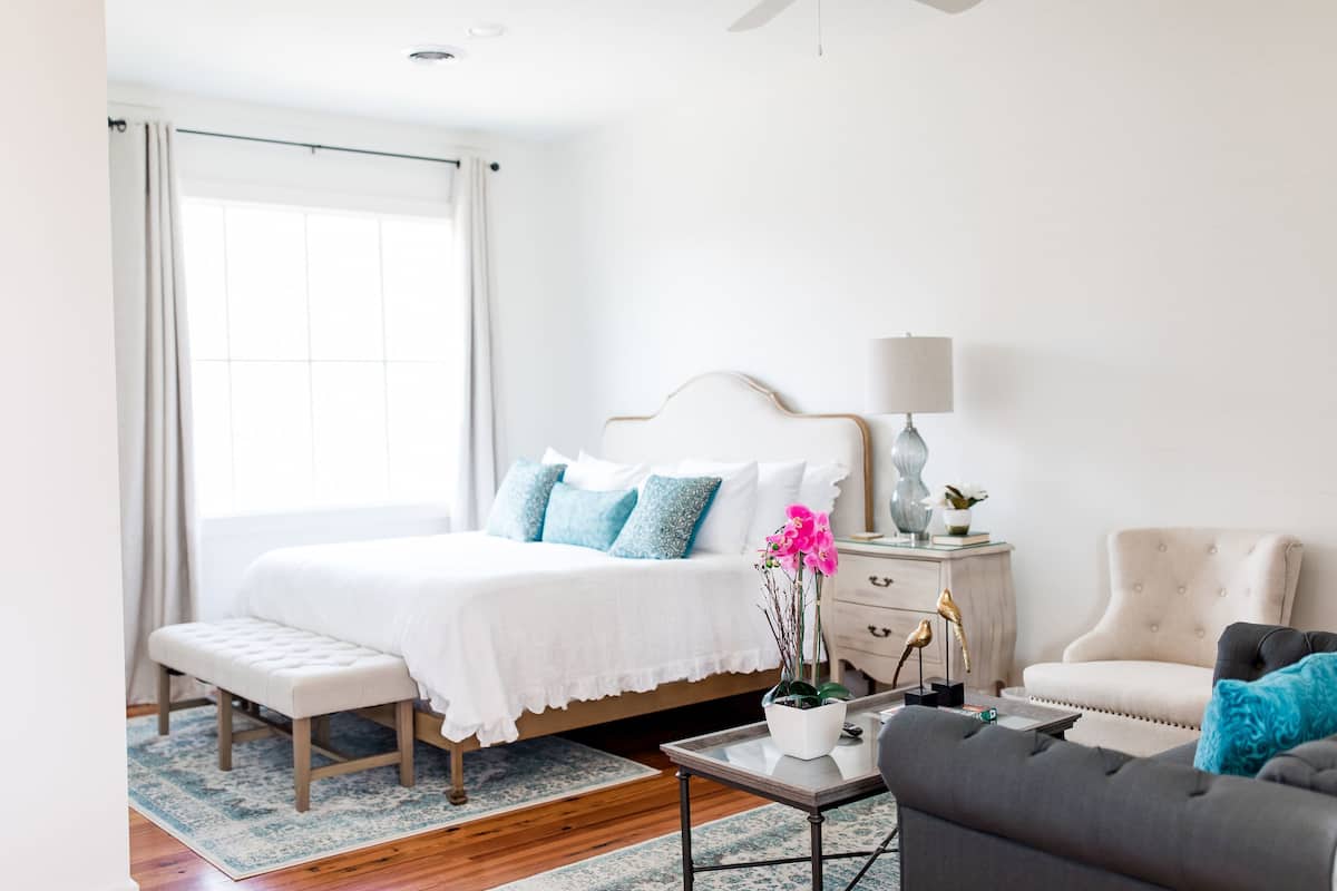Signature Room, 1 King Bed, Non Smoking | Iron/ironing board, free WiFi