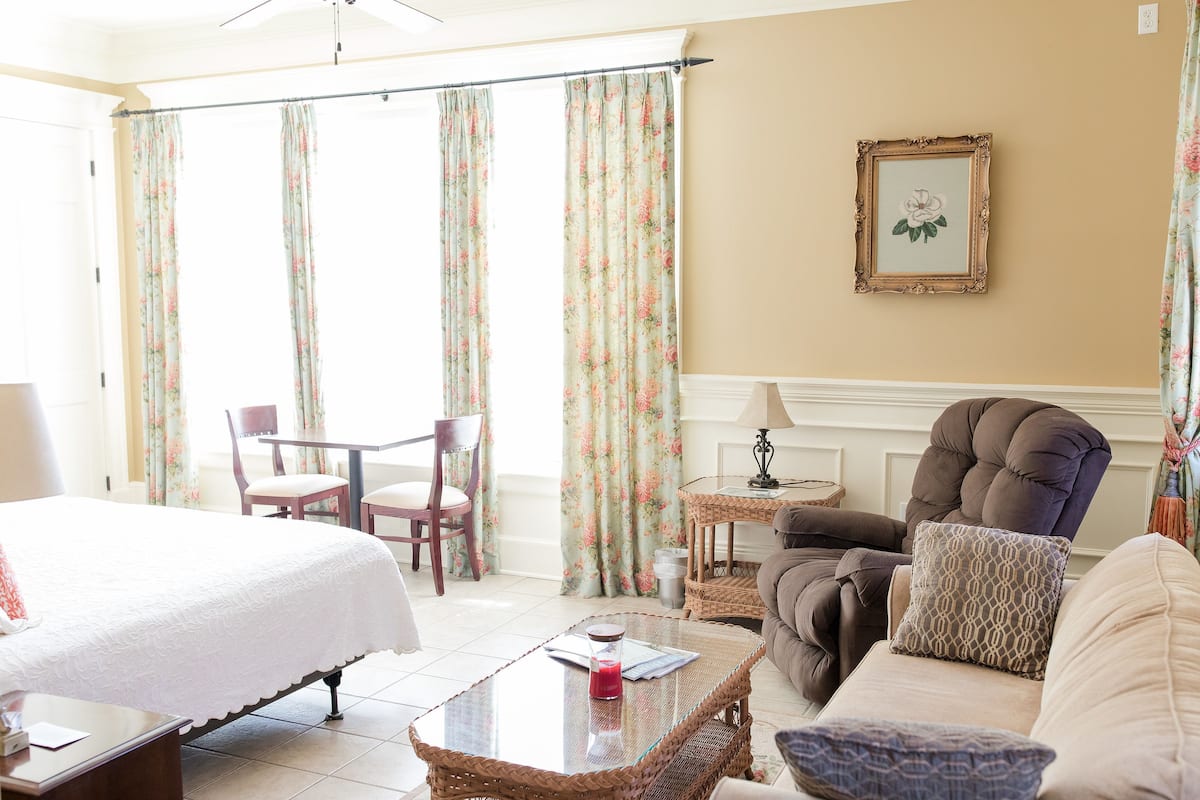 Signature Room, 1 King Bed, Non Smoking, Kitchenette | Iron/ironing board, free WiFi