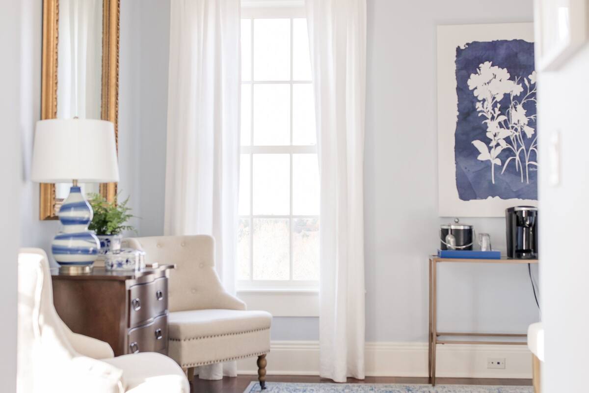 Signature Room, 1 Queen Bed, Non Smoking | Iron/ironing board, free WiFi