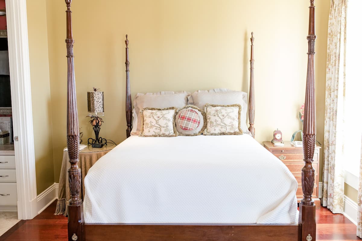 Signature Room, 1 Queen Bed, Non Smoking | Iron/ironing board, free WiFi