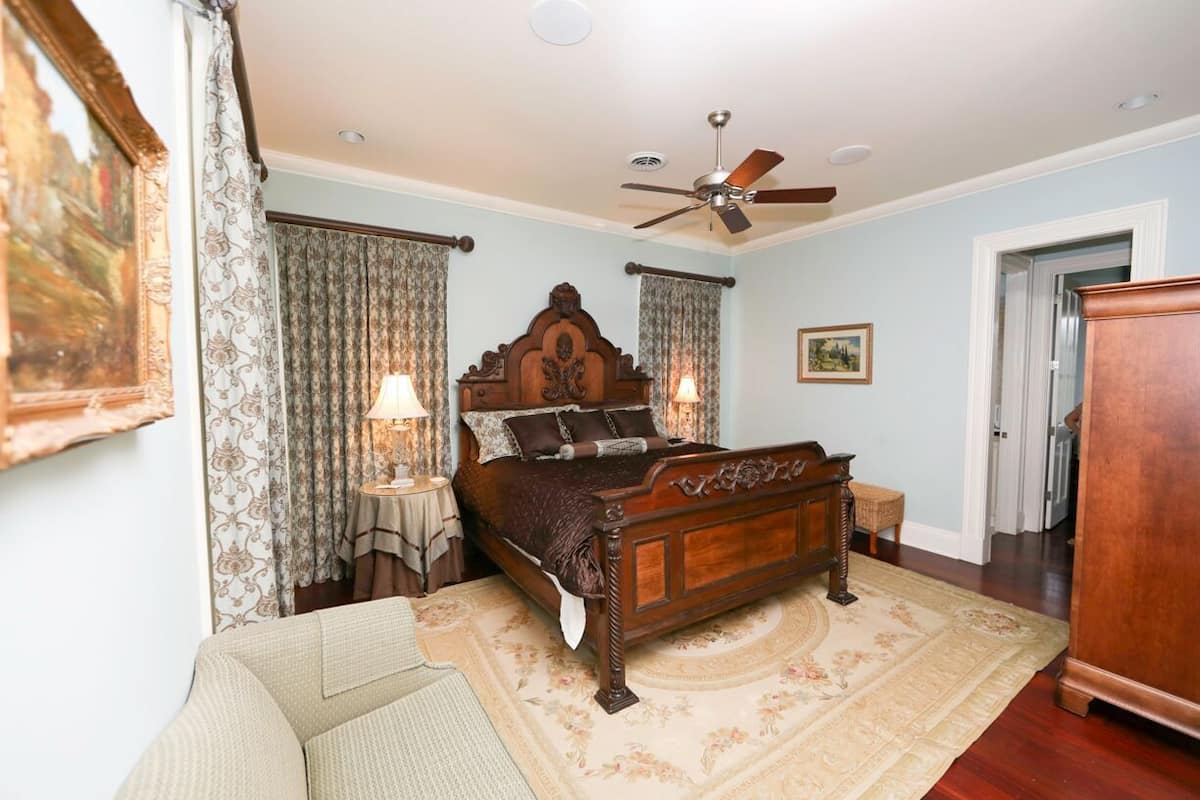 Signature Room, 1 King Bed, Non Smoking, Jetted Tub | Iron/ironing board, free WiFi