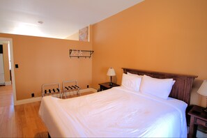 1 bedroom, premium bedding, individually decorated - In Season Guest Suite (Trent Hills)