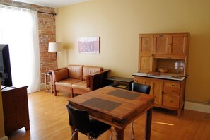 Appartement, 1 chambre, vue fleuve | Coin séjour | Télévision à écran plat