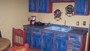 Coffee/tea maker, full-sized fridge, microwave, stovetop - Rosita'a Bungalow (Hot Springs)