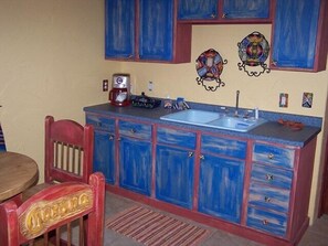 Stort kylskåp, mikrovågsugn, spishäll och kaffe- och tebryggare