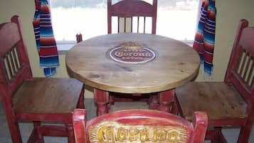 Signature Cottage, 2 Bedrooms, Non Smoking, Hot Tub | In-room dining