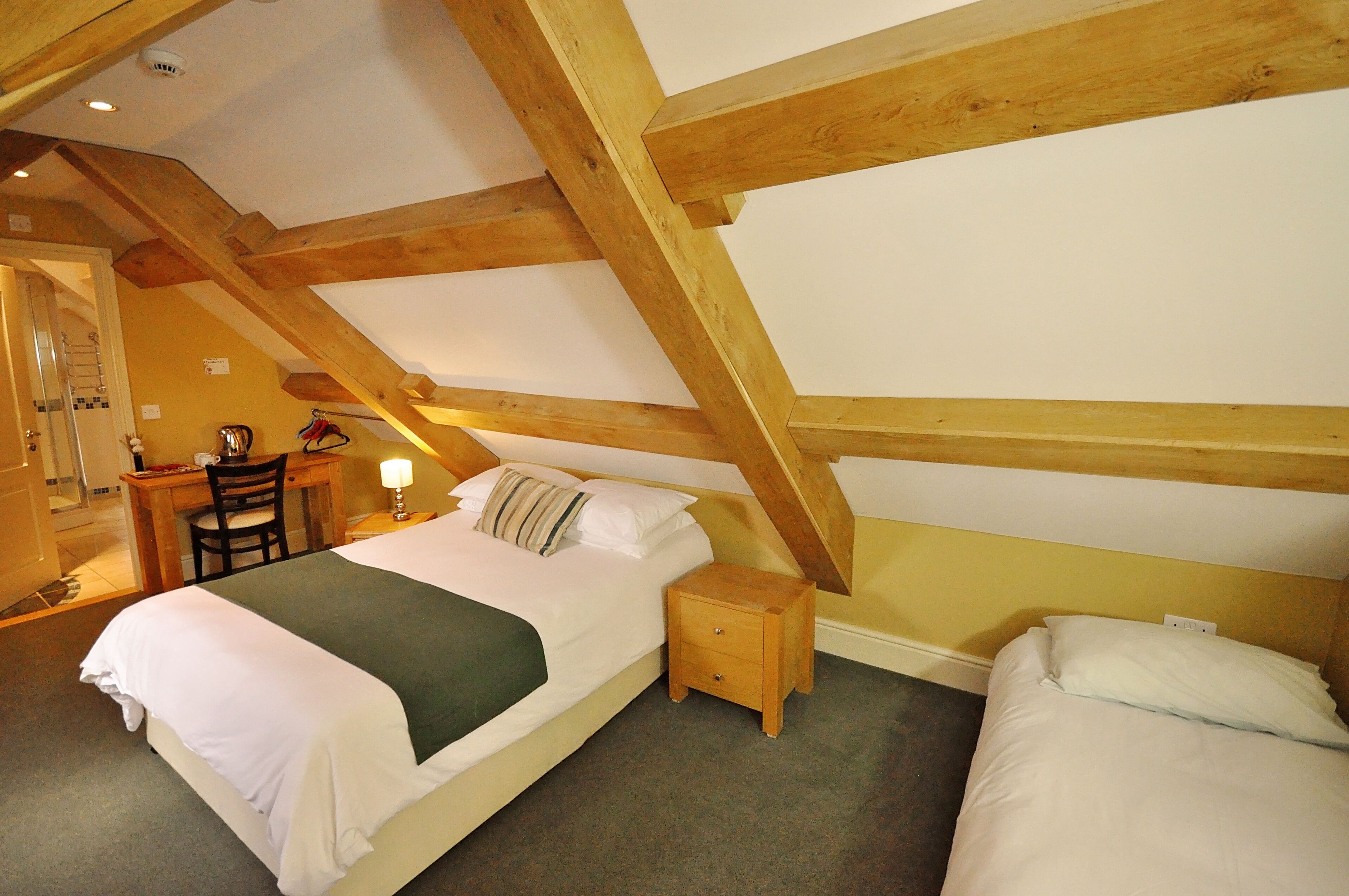 Une chambre à coucher avec un lit, un bureau et une chaise.