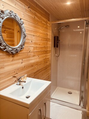 Cabin, Ensuite | Bathroom - The Castle Hotel (Brecon)