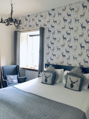 Kahden hengen huone (yksi tai kaksi sänkyä), kylpyhuone makuuhuoneen yhteydessä