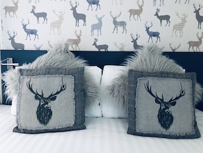 Kahden hengen huone (yksi tai kaksi sänkyä), kylpyhuone makuuhuoneen yhteydessä