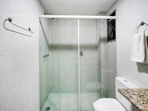 Driepersoonskamer, 3 eenpersoonsbedden | Badkamer | Een douche, gratis toiletartikelen, handdoeken, toiletpapier
