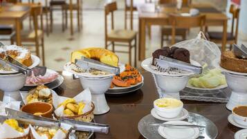 Café da manhã com buffet grátis todos os dias