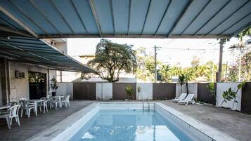 Una piscina al aire libre