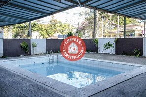 Una piscina al aire libre