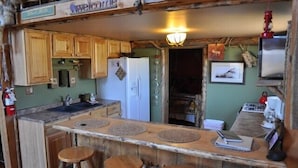 Coffee/tea maker, full-size fridge, microwave, stovetop - Trappers Cabin (Hot Springs)