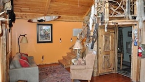 Flat-screen TV, DVD player - Trappers Cabin (Hot Springs)