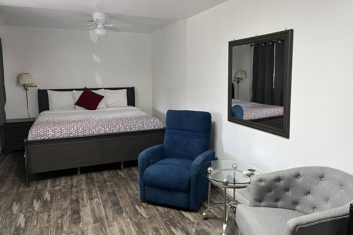 Standard Room, 1 King Bed | Desk, free WiFi, bed sheets
