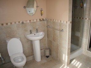 Badezimmer | Dusche, Haartrockner, Handtücher