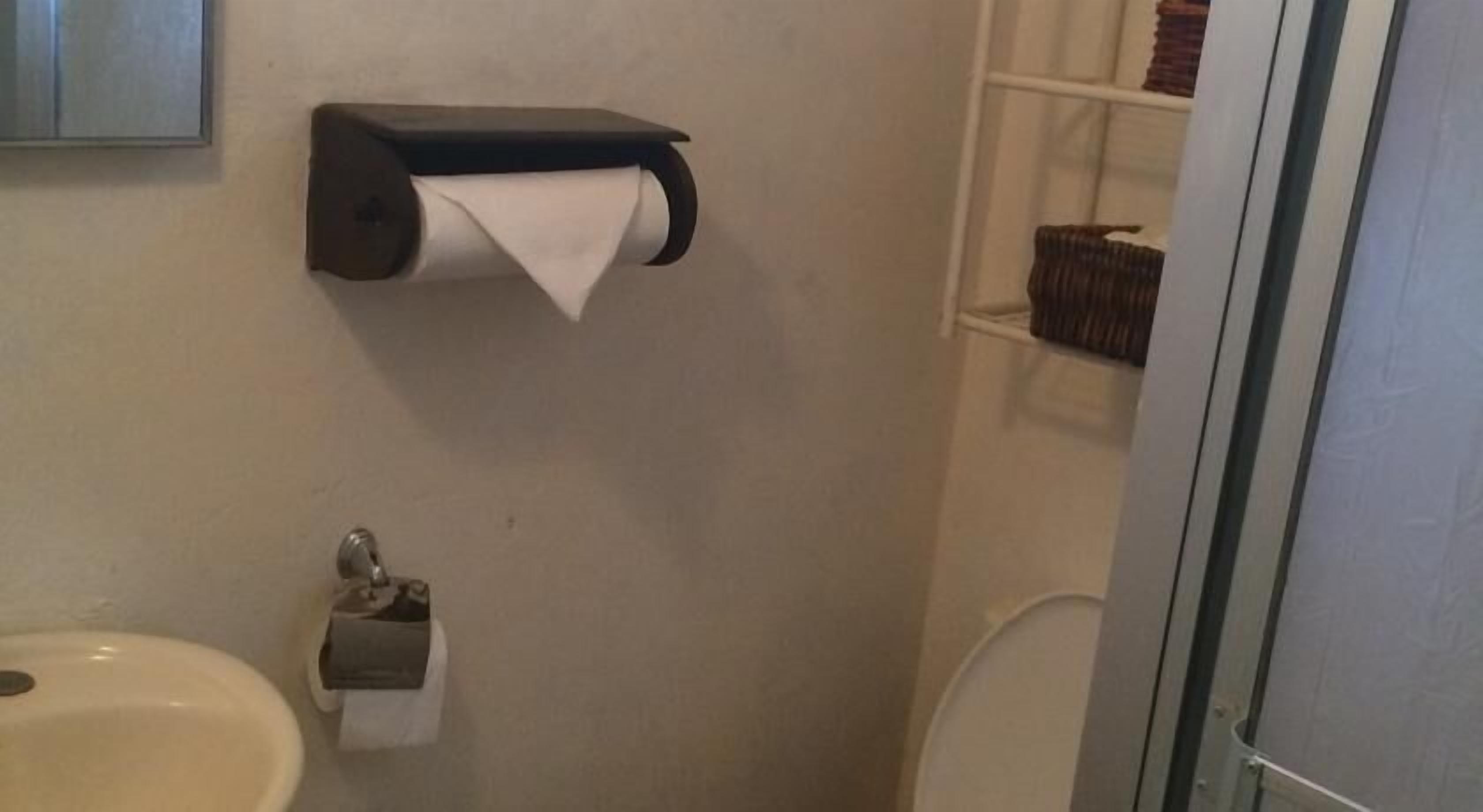 Shower, free toiletries, towels