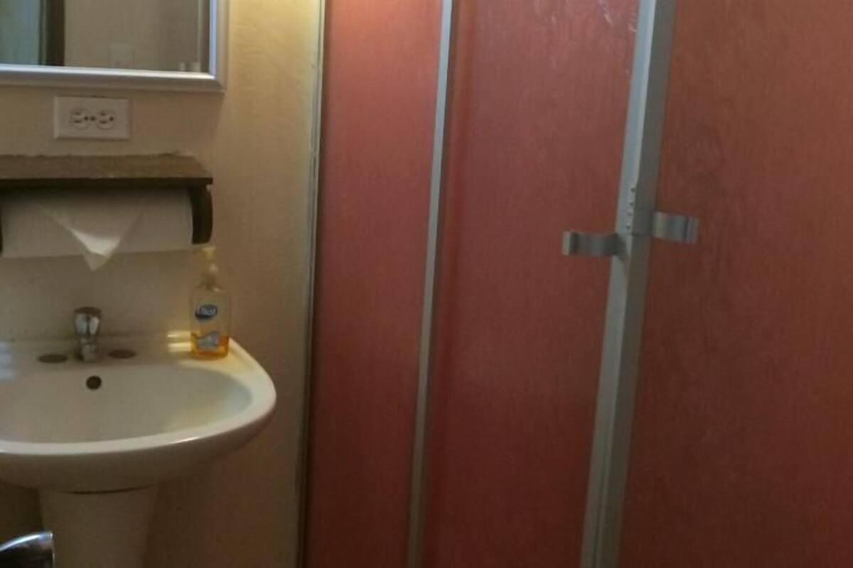 Shower, free toiletries, towels