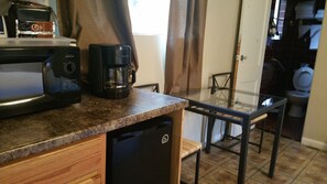 Habitació individual Comfort, cuina bàsica | Cuina bàsica privada | Frigorífic, microones i cafetera i tetera
