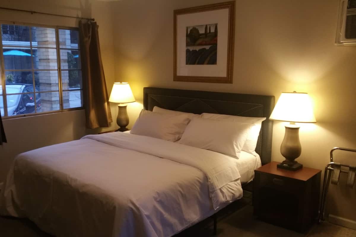 Decoración personalizada, muebles diferentes y cortinas blackout