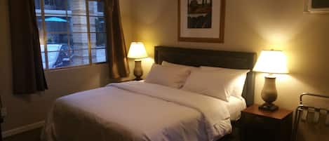 Comfort Single Room, Kitchenette | Individually decorated, individually furnished, blackout drapes