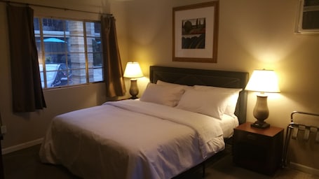 Comfort Single Room, Kitchenette | Individually decorated, individually furnished, blackout drapes