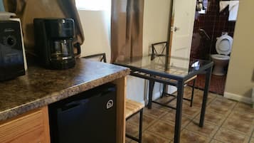 Lemari es, microwave, dan mesin pembuat kopi/teh
