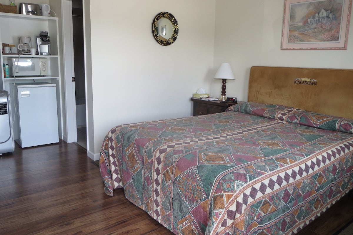 Chambre Deluxe, 1 grand lit | 1 chambre, bureau, Wi-Fi gratuit, draps fournis