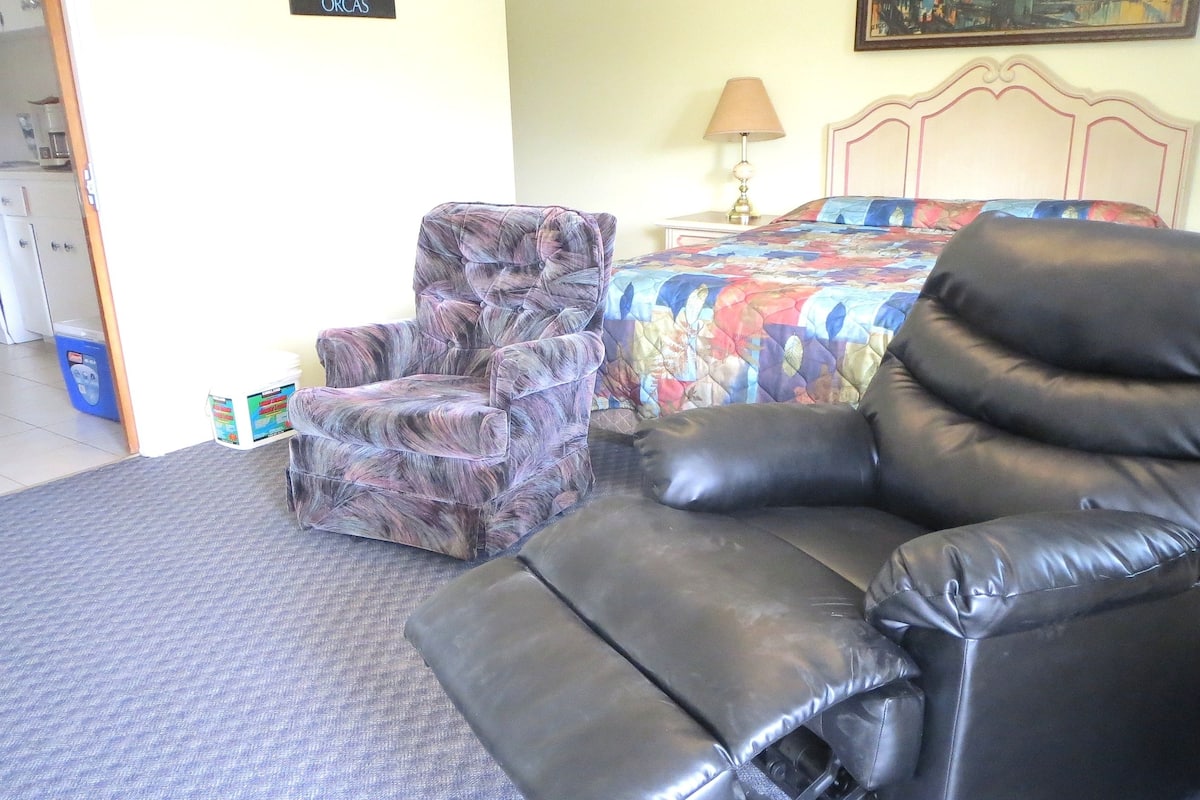 Chambre Familiale avec lits jumeaux, 1 chambre, cuisine | 1 chambre, bureau, Wi-Fi gratuit, draps fournis