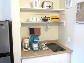Kühlschrank, Mikrowelle, Wasserkocher mit Kaffee-/Teezubehör