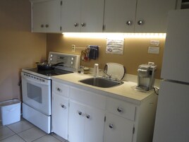 家庭双床房, 1 间卧室, 厨房 | 私人简易厨房 | 冰箱、微波炉、茶具/咖啡用具、厨具/餐具