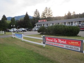 Front of property - Round-Up Motel (Clinton)