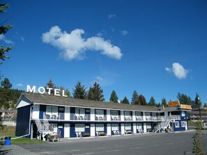 Exterior - Round-Up Motel (Clinton)