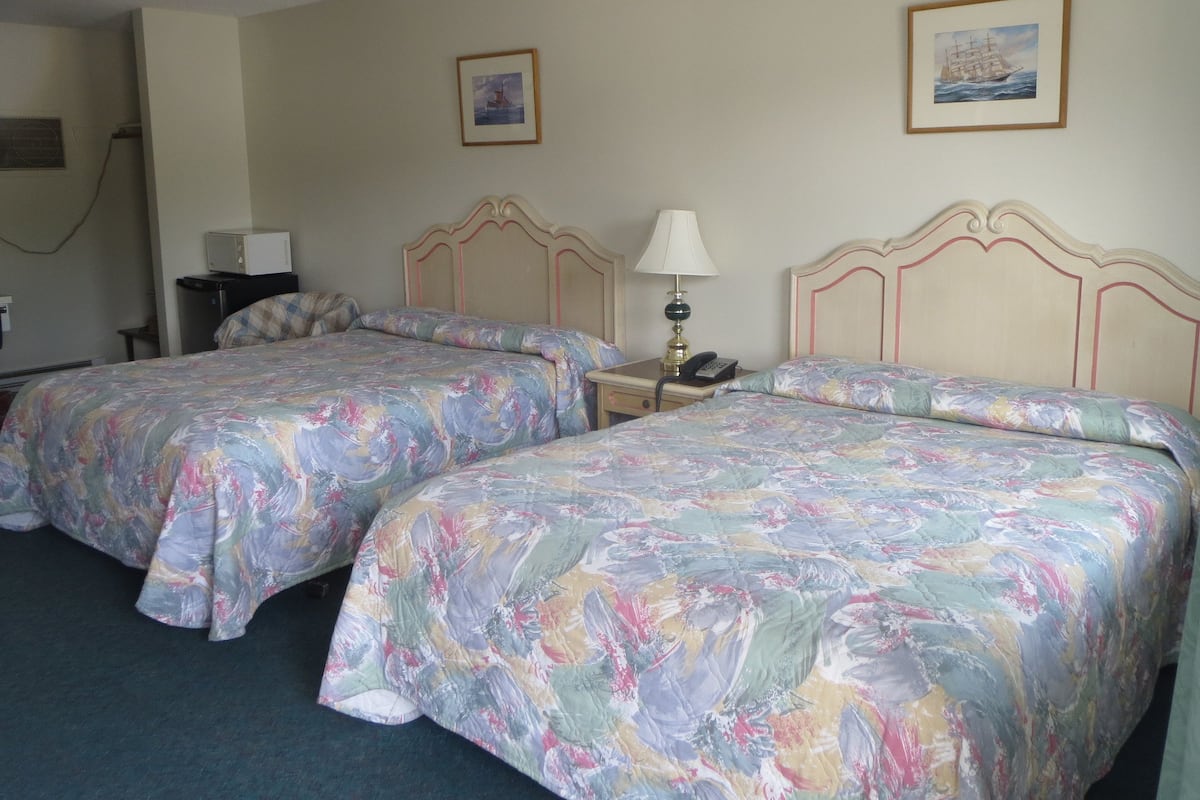 Chambre, 2 grands lits | 1 chambre, bureau, Wi-Fi gratuit, draps fournis